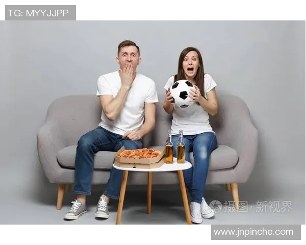 老婆为足球明星进球欢呼雀跃的温馨瞬间分享 老婆为足球明星进球欢呼雀跃的温馨瞬间分享