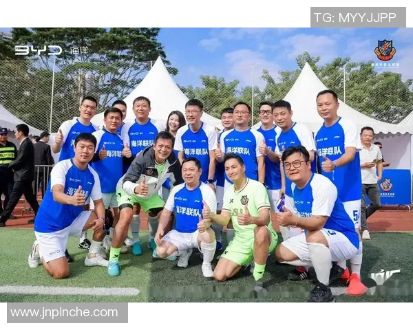 足球明星齐聚一堂精彩瞬间定格在大合影中的荣耀与激情 足球明星齐聚一堂精彩瞬间定格在大合影中的荣耀与激情